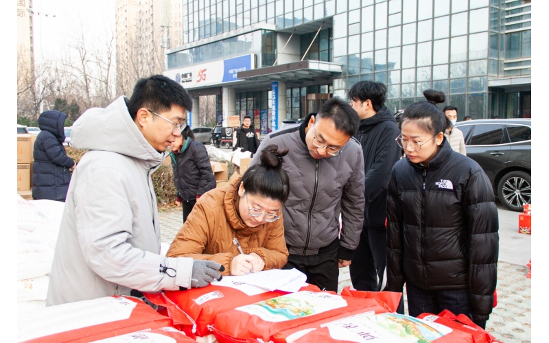 關懷暖人心 歡樂迎新年｜天華實業(yè)集團為全體員工發(fā)放春節(jié)福利